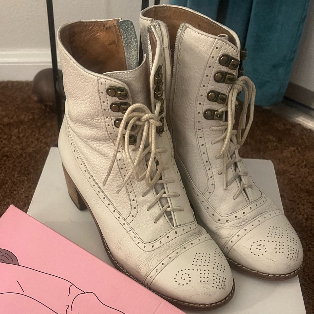 Jeffrey Campbell White Leather Lace-Up Booties (8.5 fits like an 8) w/ Box
